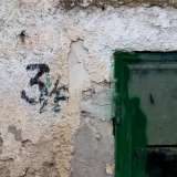 Ci addentriamo ora nella stradina predetta, l� dove i numeri civici delle case sono scritti con le bombolette spray